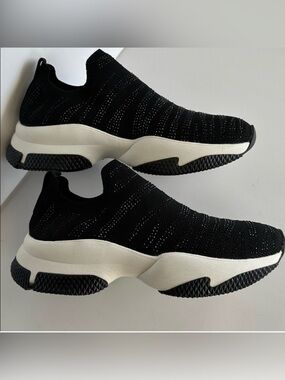 Zara Women’s Black and White Knit Sneakers Size 8. Pre-Owned.